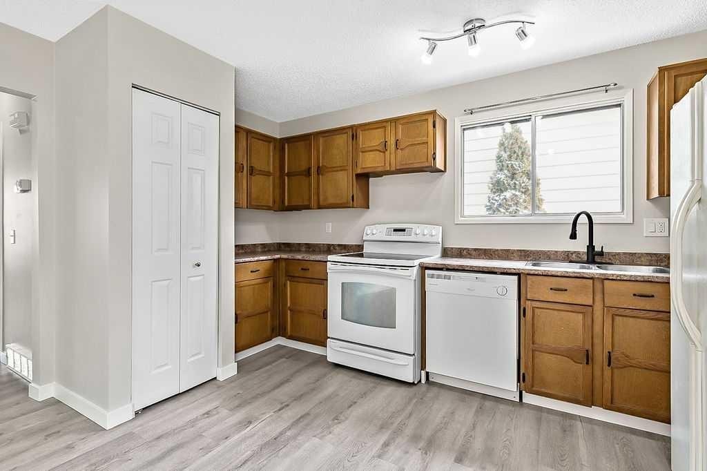 129 Berwick Drive Nw, Calgary, AB - Indoor Photo Showing Kitchen With Double Sink