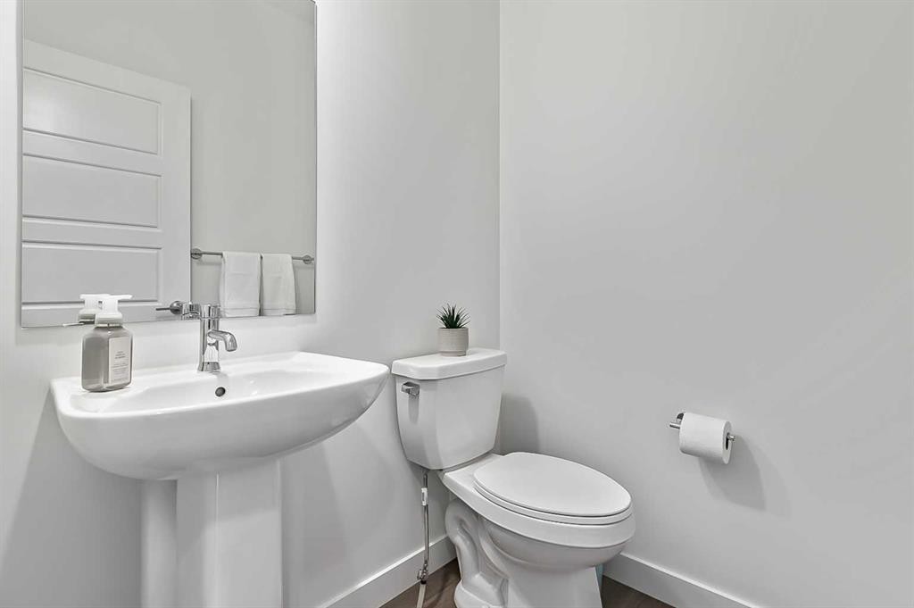 882 Bluerock Way Sw, Calgary, AB - Indoor Photo Showing Bathroom