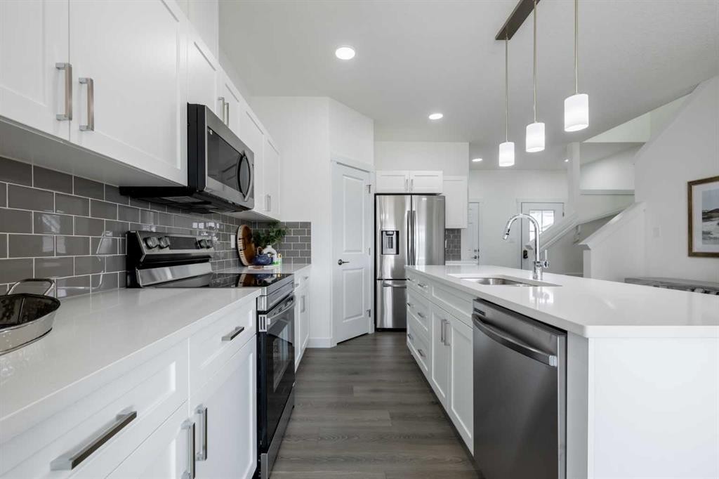 709 Clearview Green, Chestermere, AB - Indoor Photo Showing Kitchen With Upgraded Kitchen