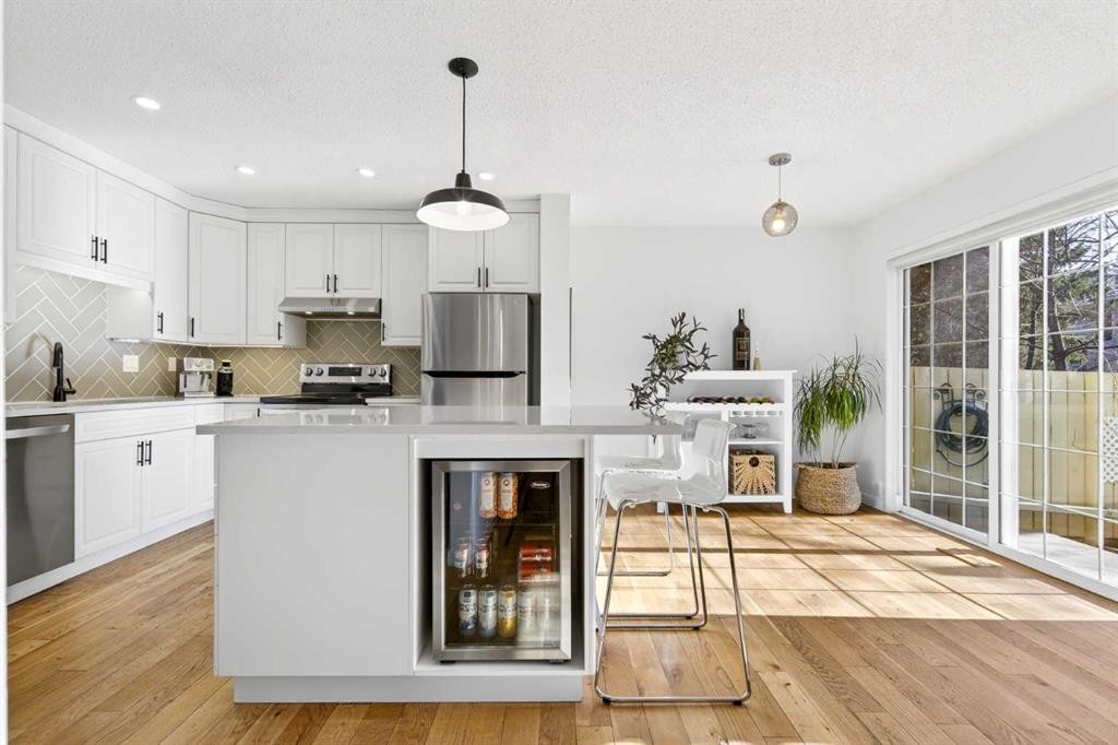 77 Point Drive Nw, Calgary, AB - Indoor Photo Showing Kitchen With Upgraded Kitchen