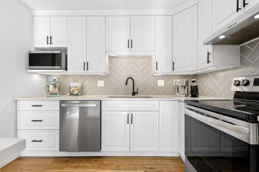 77 Point Drive Nw, Calgary, AB - Indoor Photo Showing Kitchen With Upgraded Kitchen