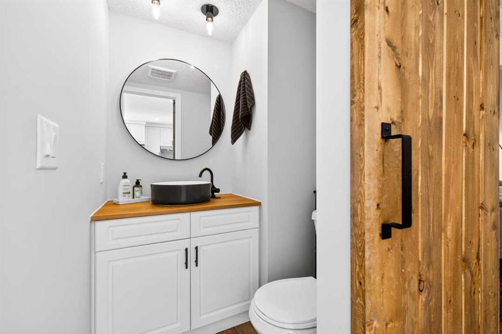77 Point Drive Nw, Calgary, AB - Indoor Photo Showing Bathroom