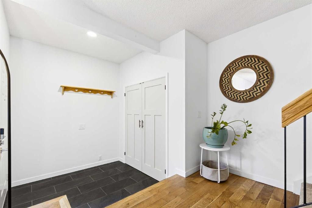 77 Point Drive Nw, Calgary, AB - Indoor Photo Showing Other Room