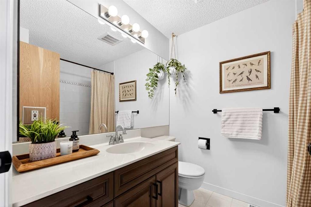 77 Point Drive Nw, Calgary, AB - Indoor Photo Showing Bathroom