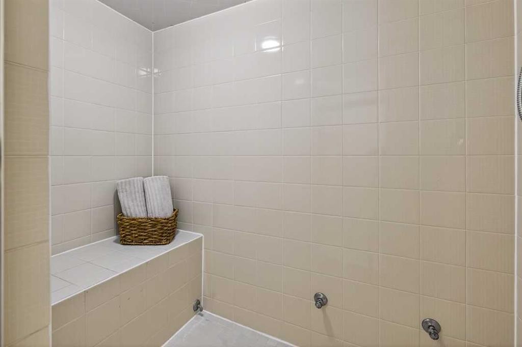 77 Point Drive Nw, Calgary, AB - Indoor Photo Showing Bathroom