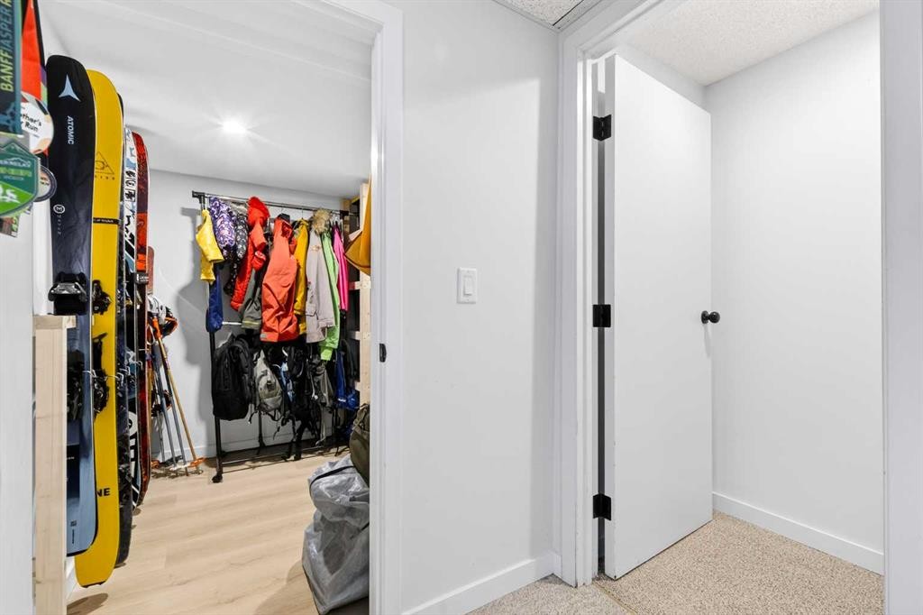 77 Point Drive Nw, Calgary, AB - Indoor Photo Showing Other Room