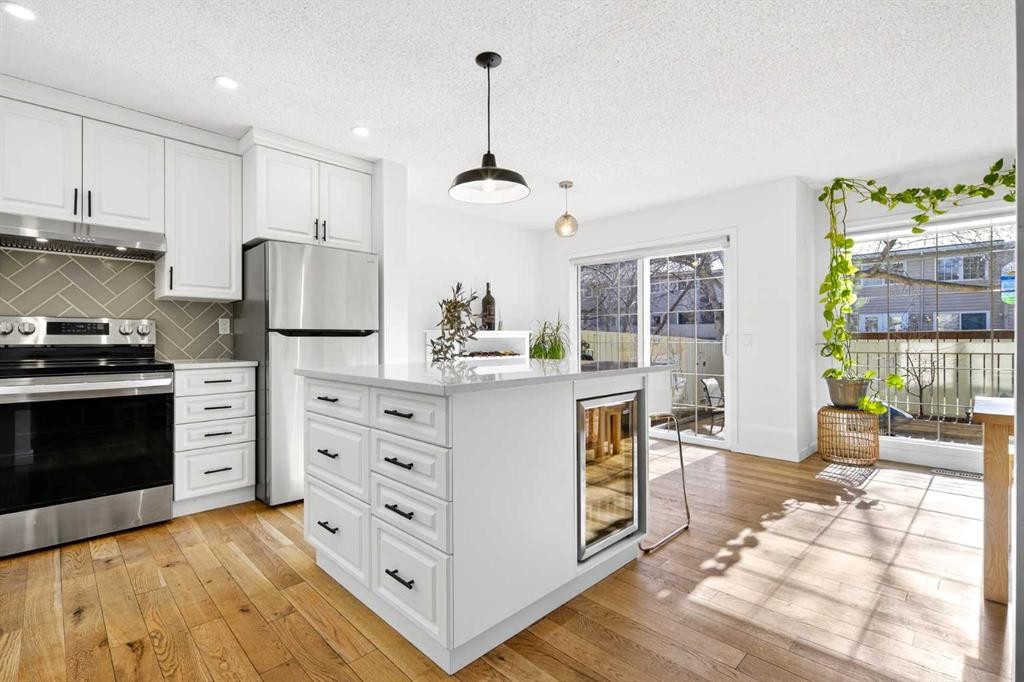 77 Point Drive Nw, Calgary, AB - Indoor Photo Showing Kitchen With Upgraded Kitchen