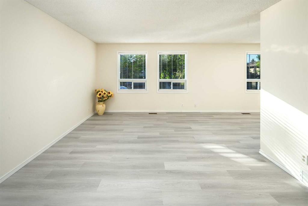 20 Bernard Way Nw, Calgary, AB - Indoor Photo Showing Other Room