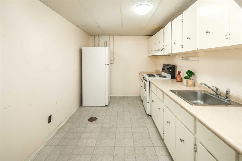 20 Bernard Way Nw, Calgary, AB - Indoor Photo Showing Kitchen