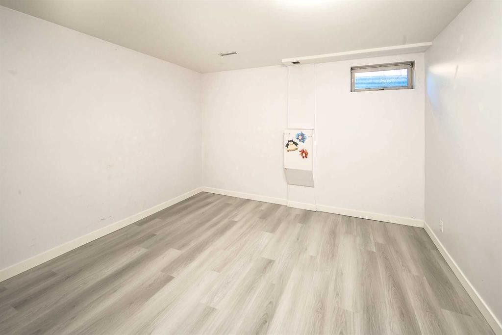 20 Bernard Way Nw, Calgary, AB - Indoor Photo Showing Other Room