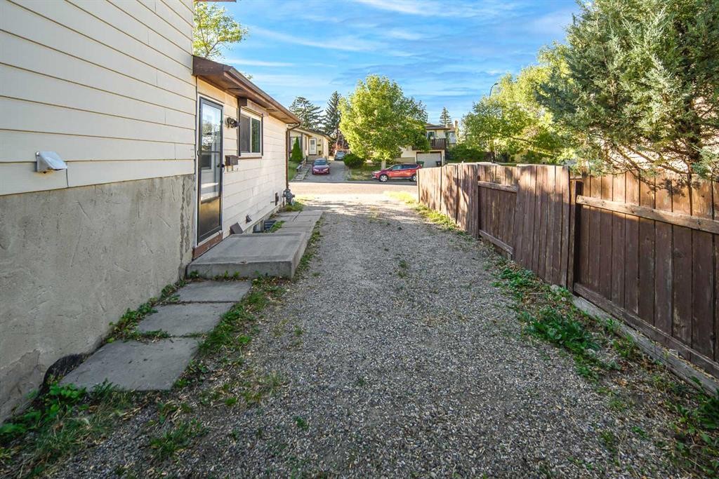 20 Bernard Way Nw, Calgary, AB - Outdoor