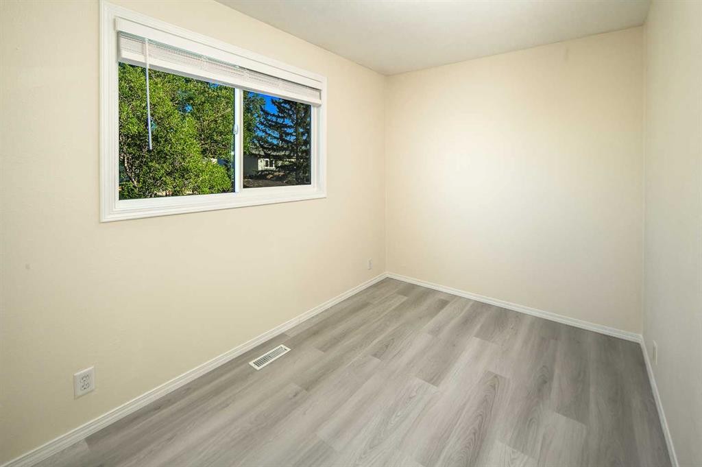 20 Bernard Way Nw, Calgary, AB - Indoor Photo Showing Other Room