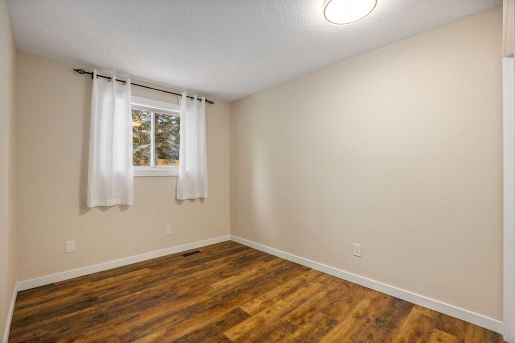 131 Stratton Crescent Sw, Calgary, AB - Indoor Photo Showing Other Room