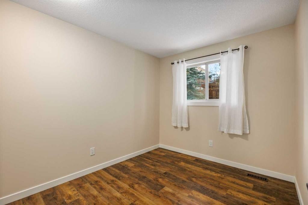 131 Stratton Crescent Sw, Calgary, AB - Indoor Photo Showing Other Room