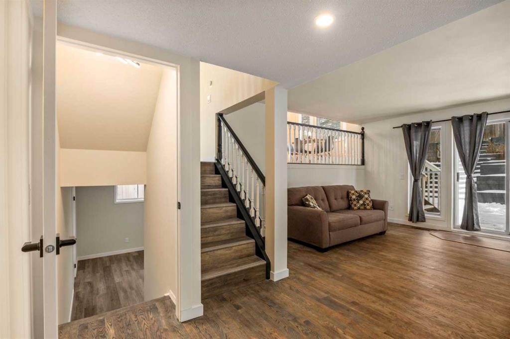 131 Stratton Crescent Sw, Calgary, AB - Indoor