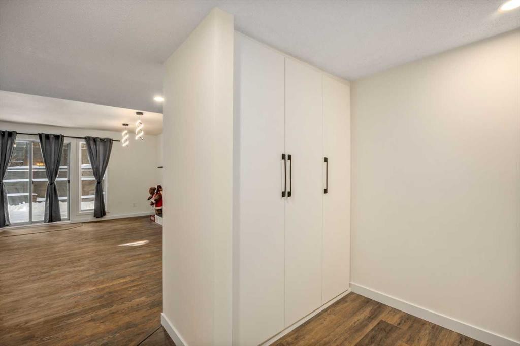 131 Stratton Crescent Sw, Calgary, AB - Indoor Photo Showing Other Room
