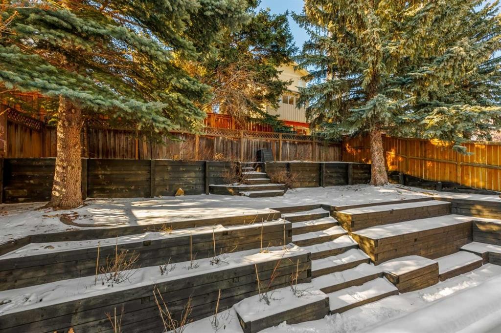 131 Stratton Crescent Sw, Calgary, AB - Outdoor