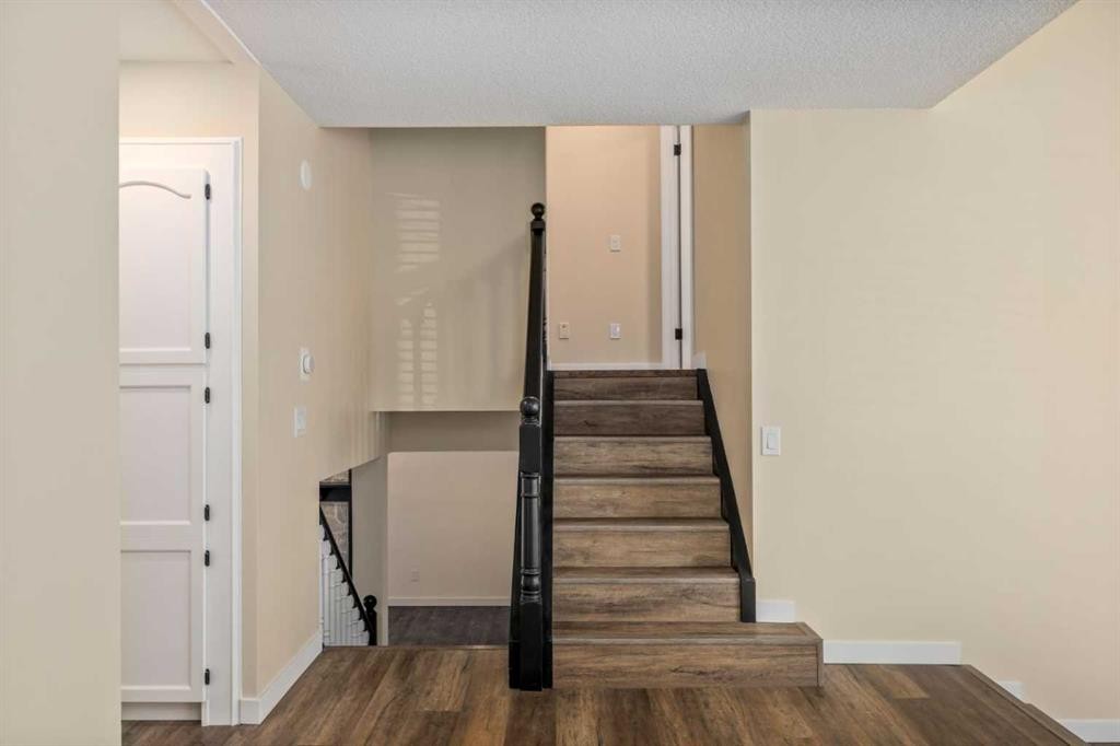 131 Stratton Crescent Sw, Calgary, AB - Indoor Photo Showing Other Room