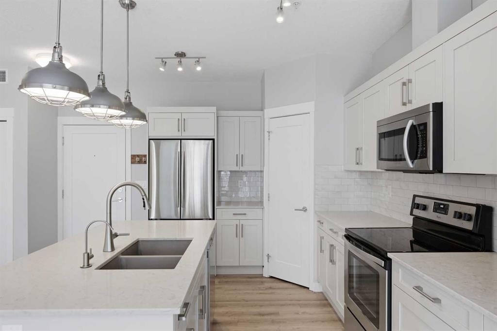 213-20 Walgrove Walk Se, Calgary, AB - Indoor Photo Showing Kitchen With Stainless Steel Kitchen With Double Sink With Upgraded Kitchen