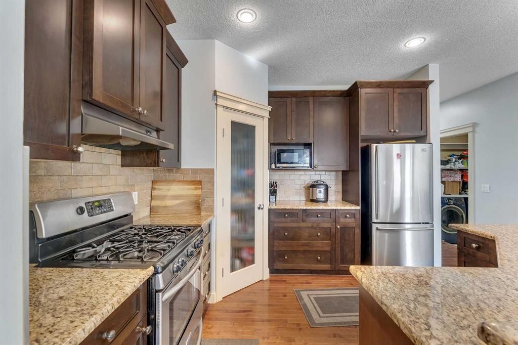 156 Bishop Crescent Nw, Langdon, AB - Indoor Photo Showing Kitchen With Stainless Steel Kitchen With Upgraded Kitchen