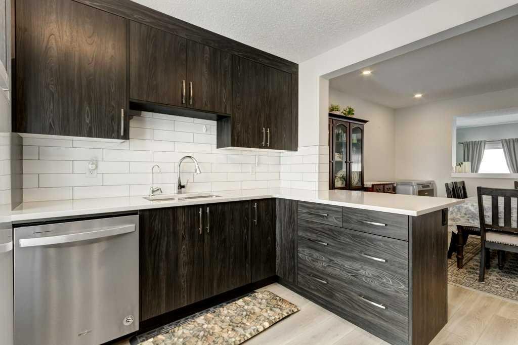 210 Cranbrook Square Se, Calgary, AB - Indoor Photo Showing Kitchen