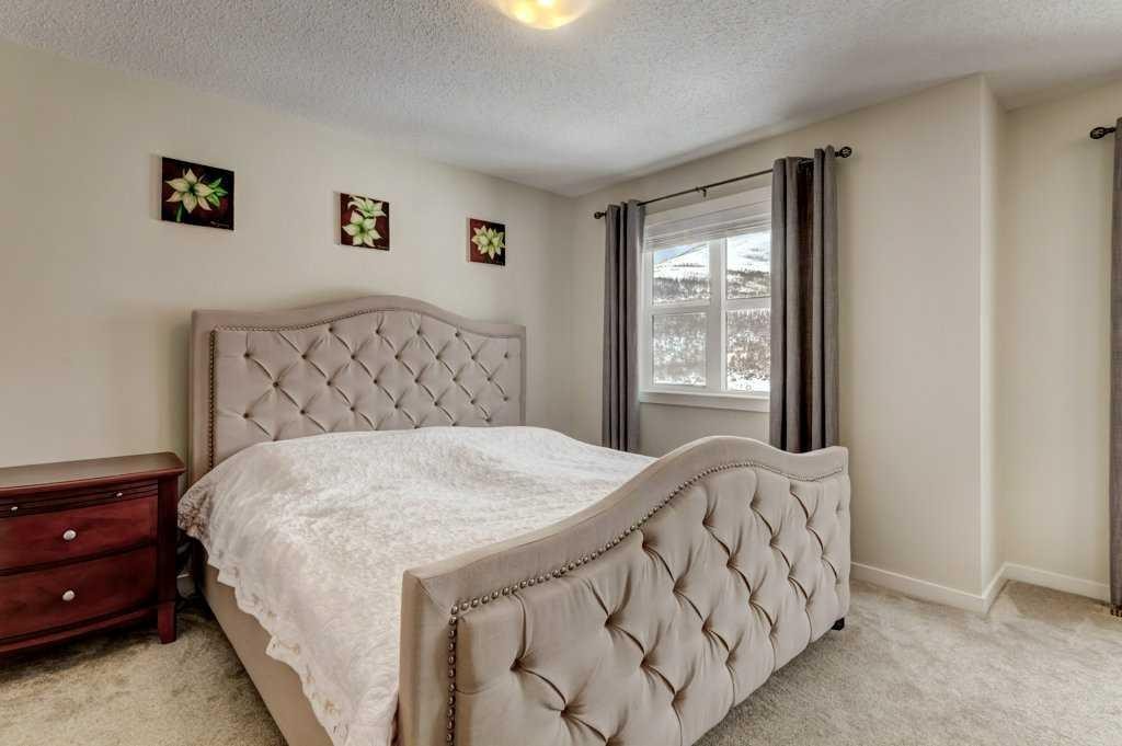 210 Cranbrook Square Se, Calgary, AB - Indoor Photo Showing Bedroom