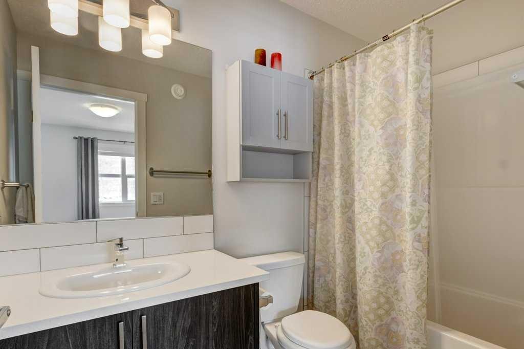 210 Cranbrook Square Se, Calgary, AB - Indoor Photo Showing Bathroom