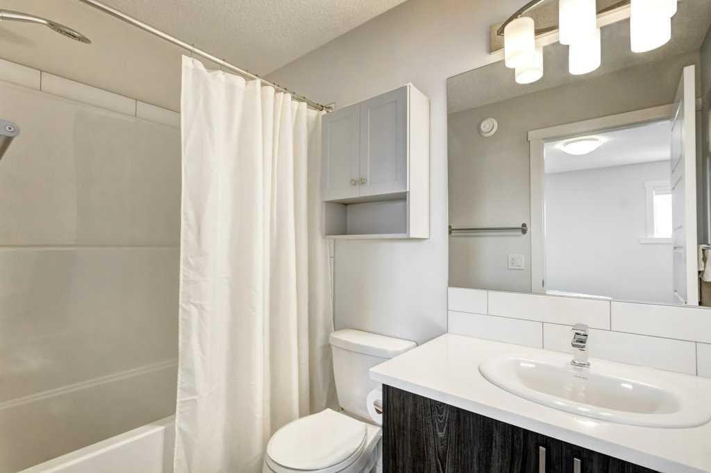 210 Cranbrook Square Se, Calgary, AB - Indoor Photo Showing Bathroom