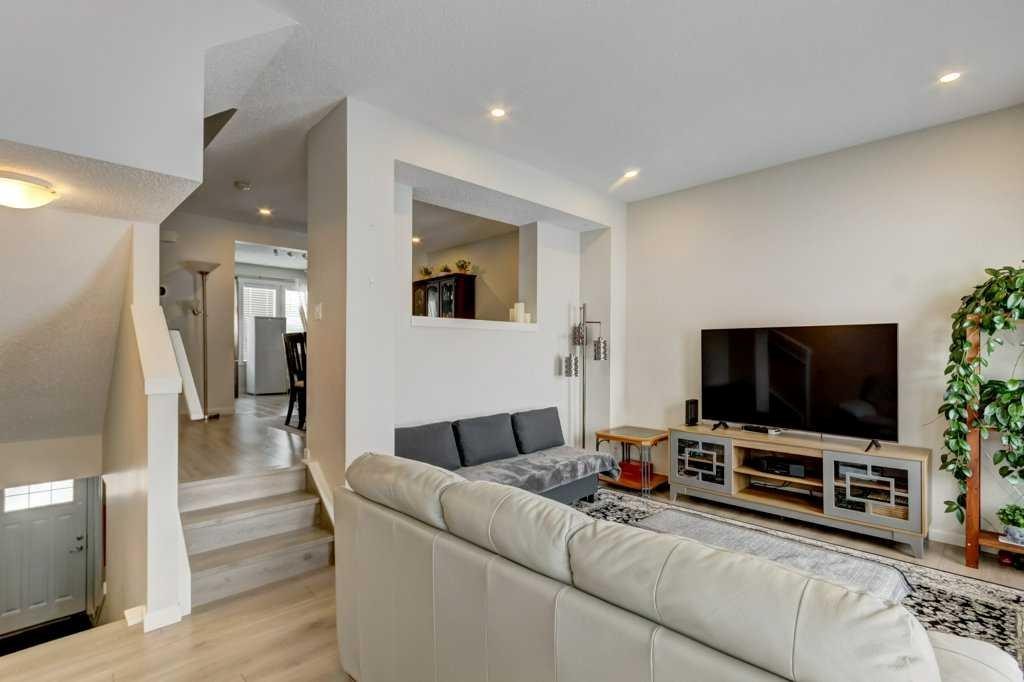 210 Cranbrook Square Se, Calgary, AB - Indoor Photo Showing Other Room