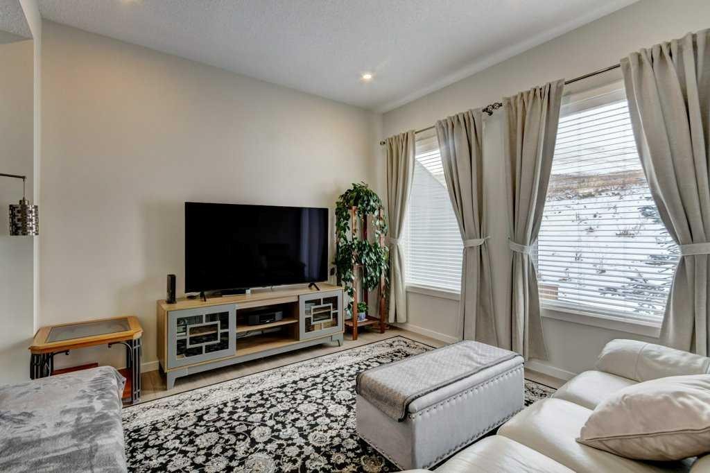 210 Cranbrook Square Se, Calgary, AB - Indoor Photo Showing Living Room