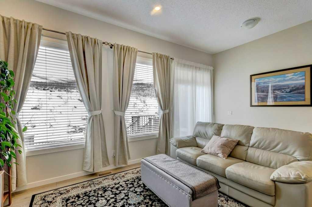 210 Cranbrook Square Se, Calgary, AB - Indoor Photo Showing Living Room