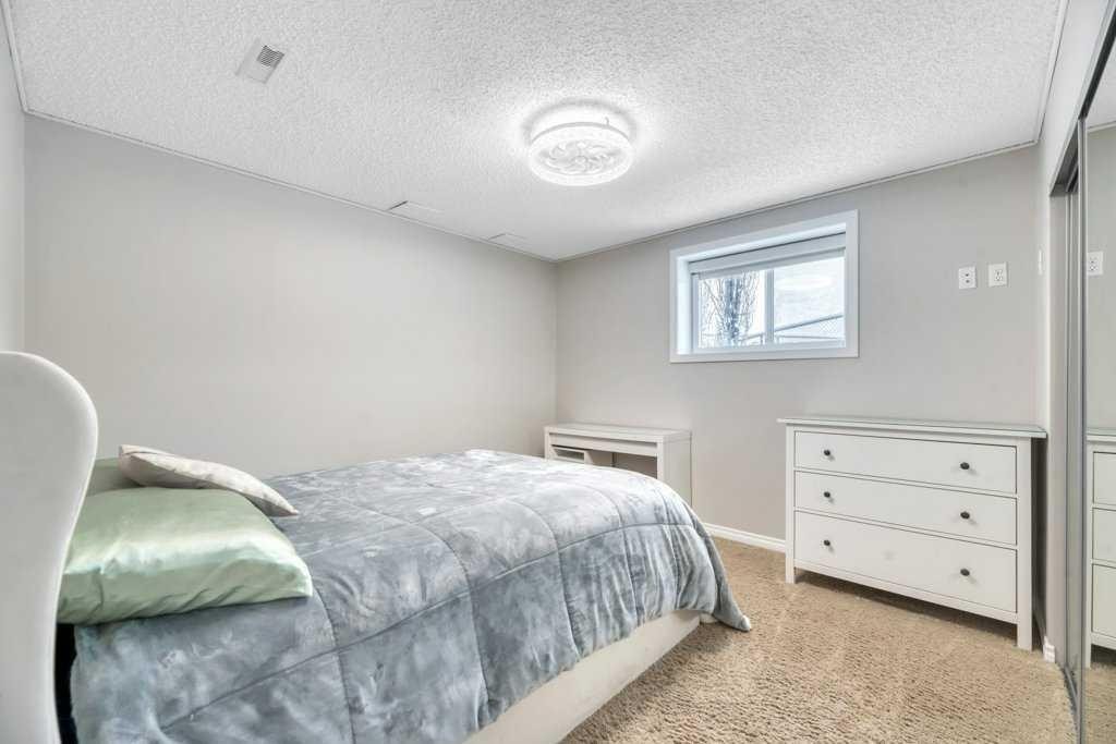 392 Rainbow Falls Way, Chestermere, AB - Indoor Photo Showing Bedroom