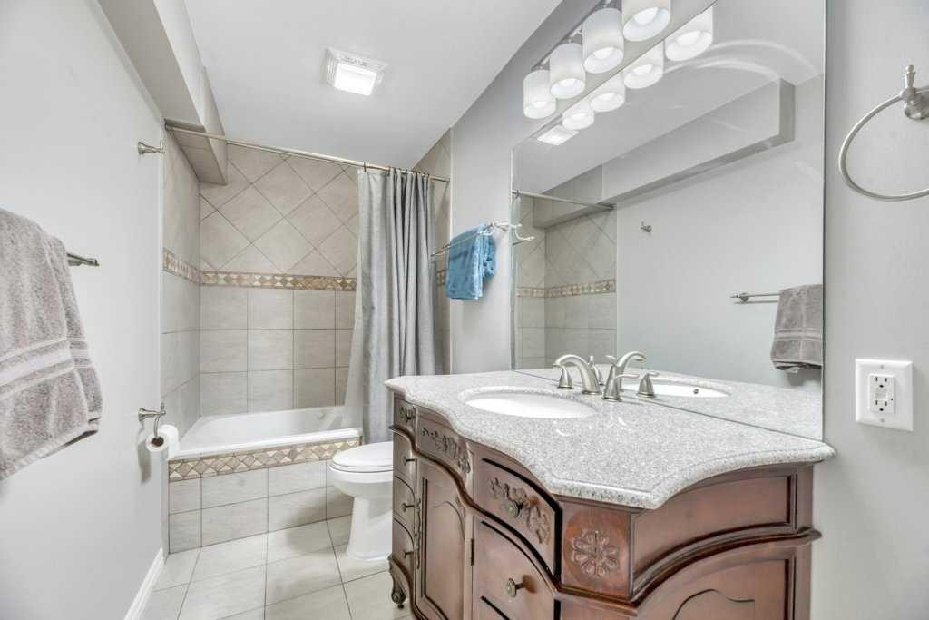 392 Rainbow Falls Way, Chestermere, AB - Indoor Photo Showing Bathroom