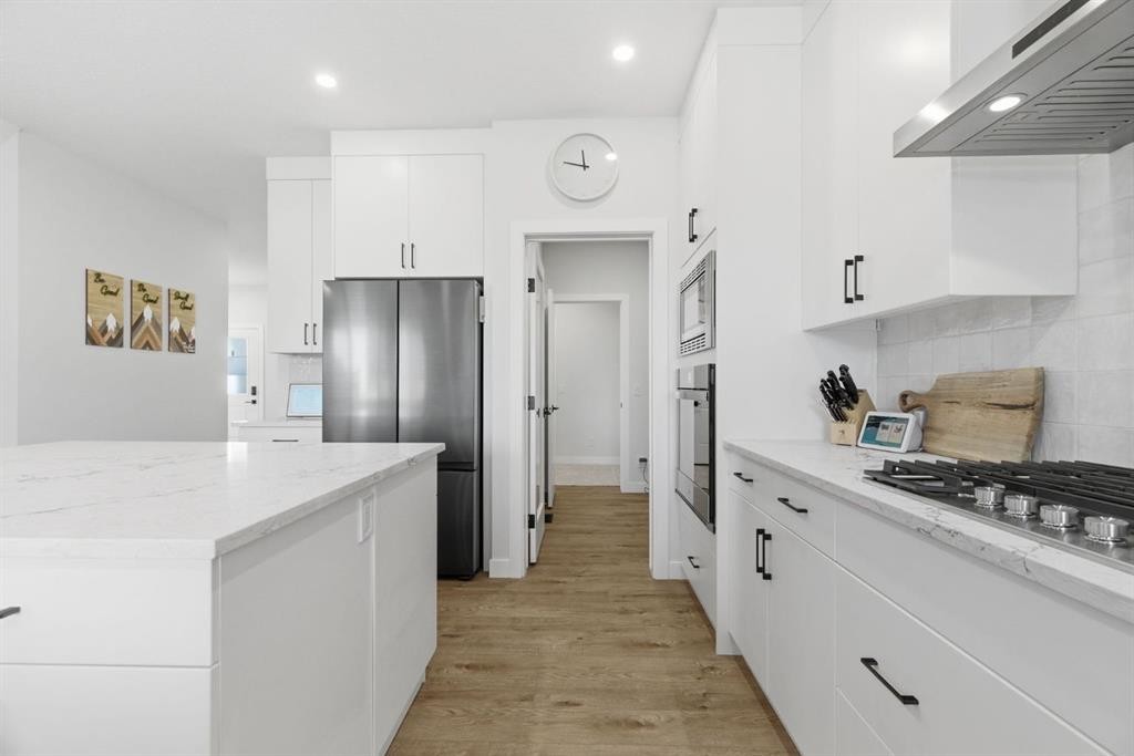 117 Ranchers View, Okotoks, AB - Indoor Photo Showing Kitchen With Upgraded Kitchen