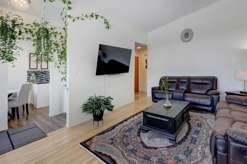 4721 Edmonton Trail Ne, Calgary, AB - Indoor Photo Showing Living Room