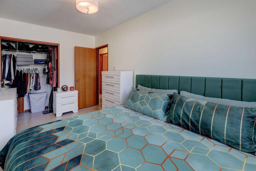 4721 Edmonton Trail Ne, Calgary, AB - Indoor Photo Showing Bedroom