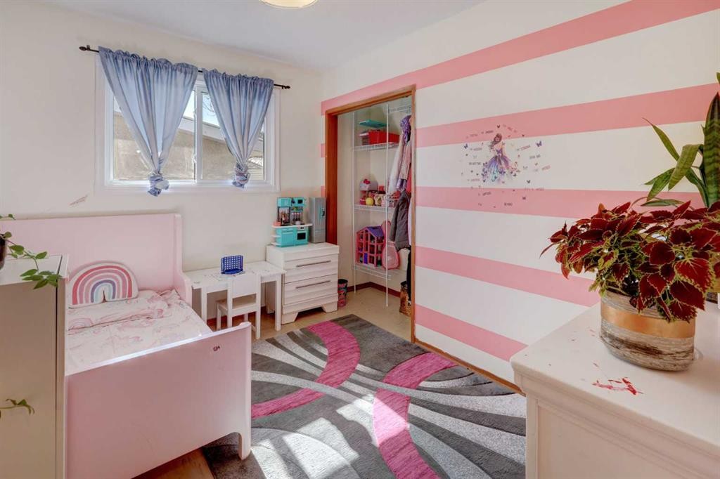 4721 Edmonton Trail Ne, Calgary, AB - Indoor Photo Showing Bedroom