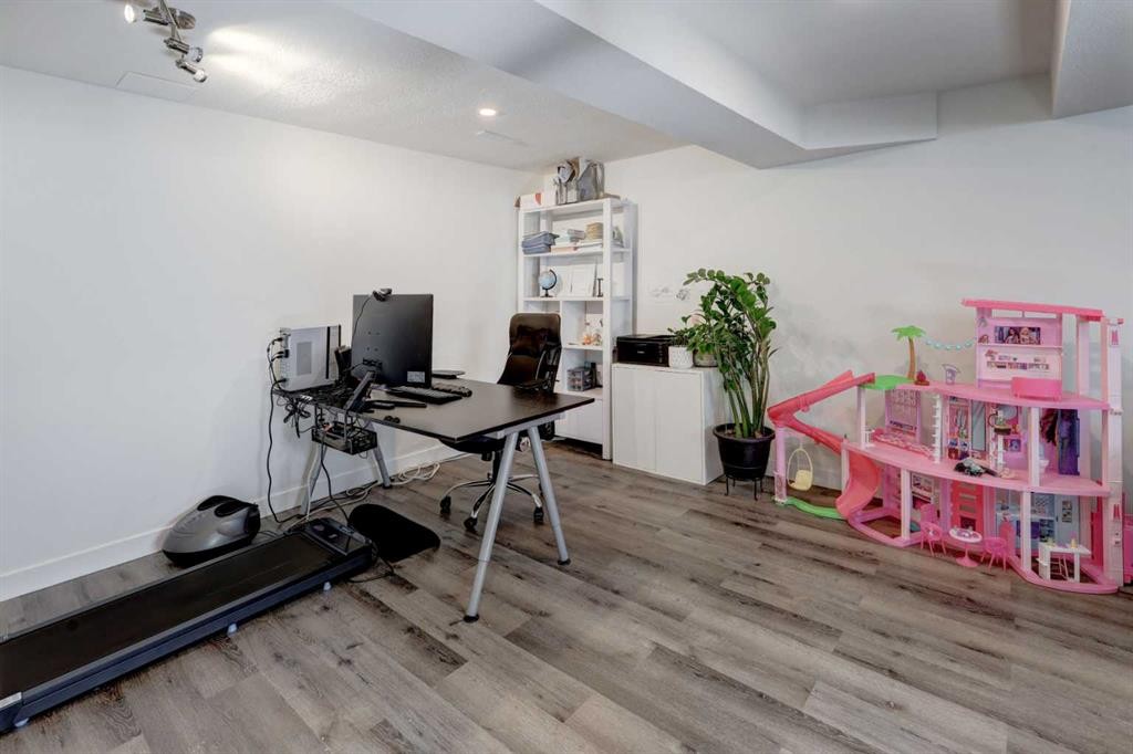 4721 Edmonton Trail Ne, Calgary, AB - Indoor Photo Showing Office