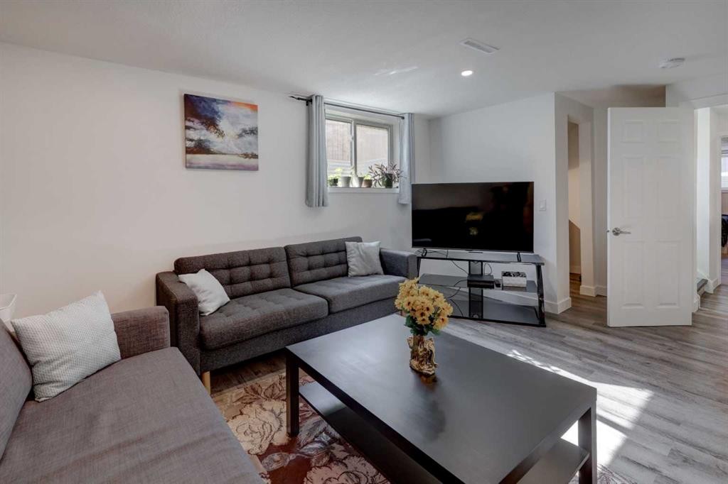 4721 Edmonton Trail Ne, Calgary, AB - Indoor Photo Showing Living Room