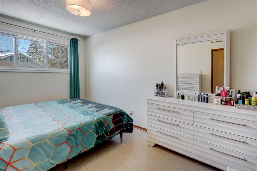 4721 Edmonton Trail Ne, Calgary, AB - Indoor Photo Showing Bedroom