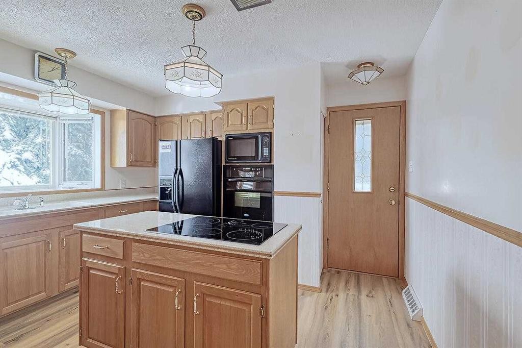 444 Woodland Crescent Se, Calgary, AB - Indoor Photo Showing Kitchen