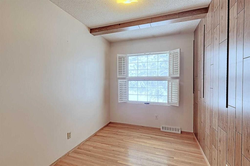 444 Woodland Crescent Se, Calgary, AB - Indoor Photo Showing Other Room