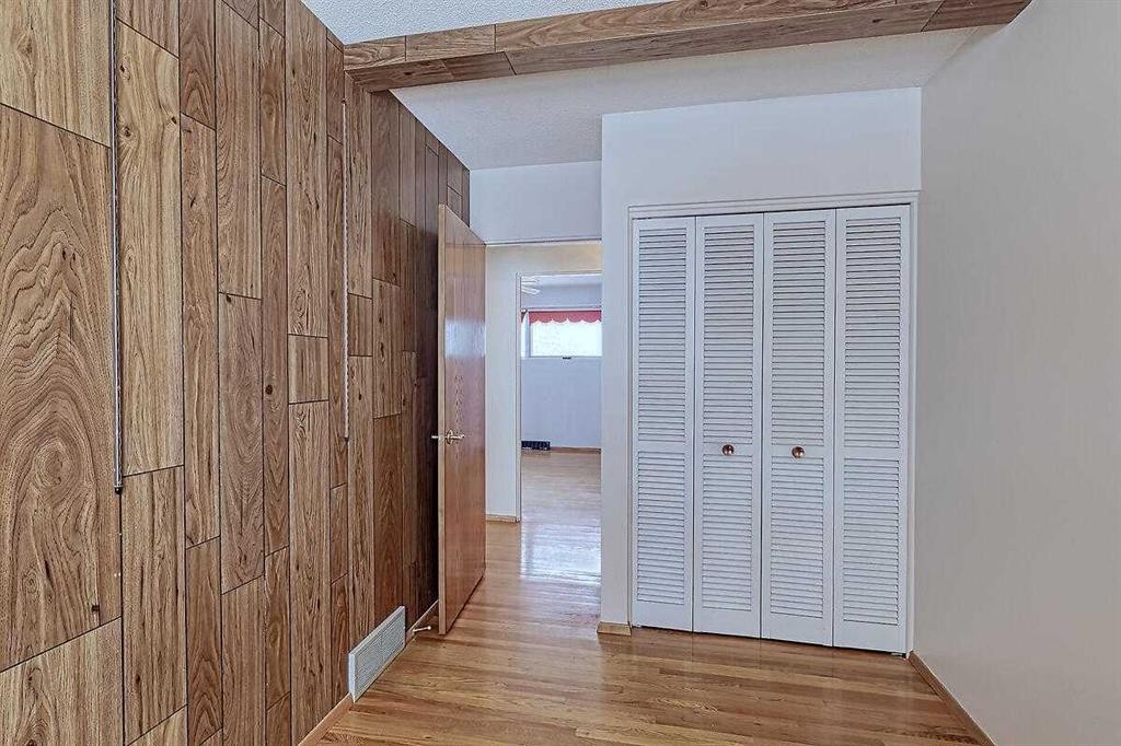 444 Woodland Crescent Se, Calgary, AB - Indoor Photo Showing Other Room