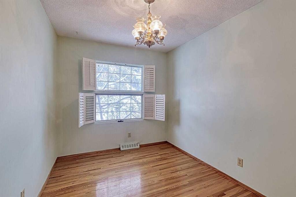 444 Woodland Crescent Se, Calgary, AB - Indoor Photo Showing Other Room