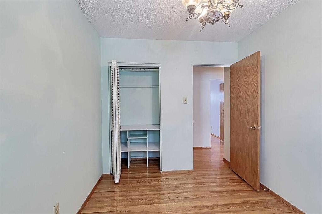 444 Woodland Crescent Se, Calgary, AB - Indoor Photo Showing Other Room