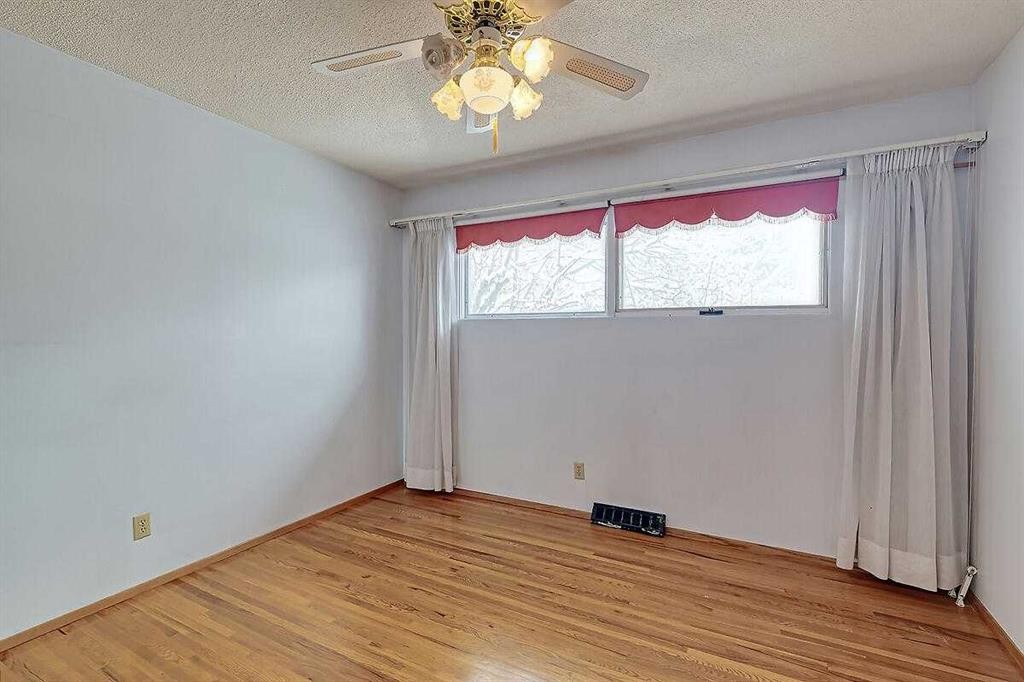 444 Woodland Crescent Se, Calgary, AB - Indoor Photo Showing Other Room