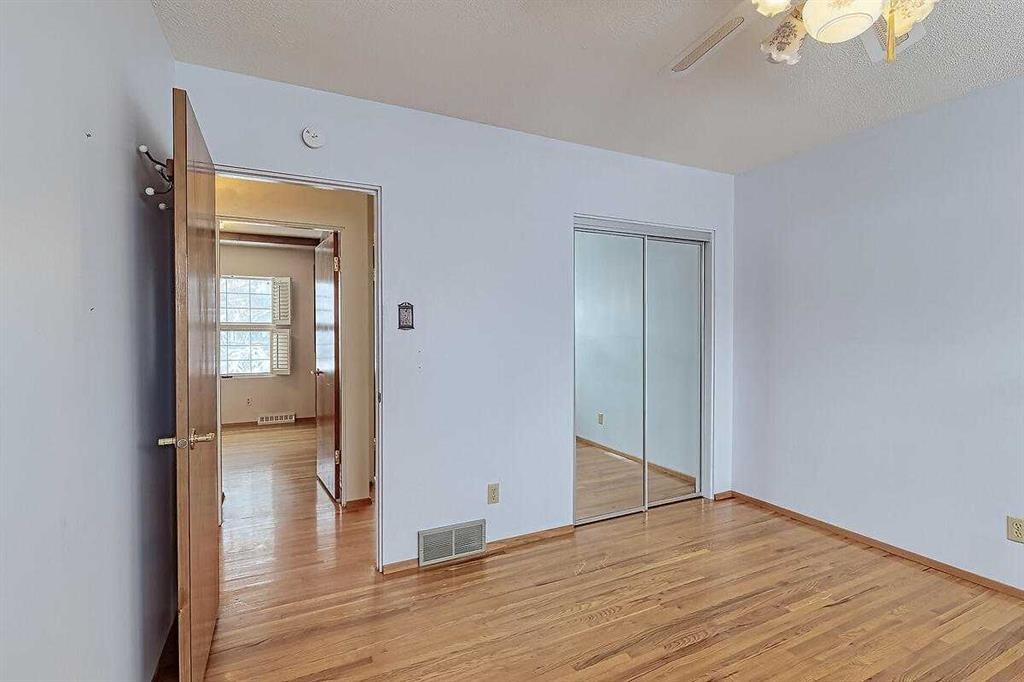 444 Woodland Crescent Se, Calgary, AB - Indoor Photo Showing Other Room