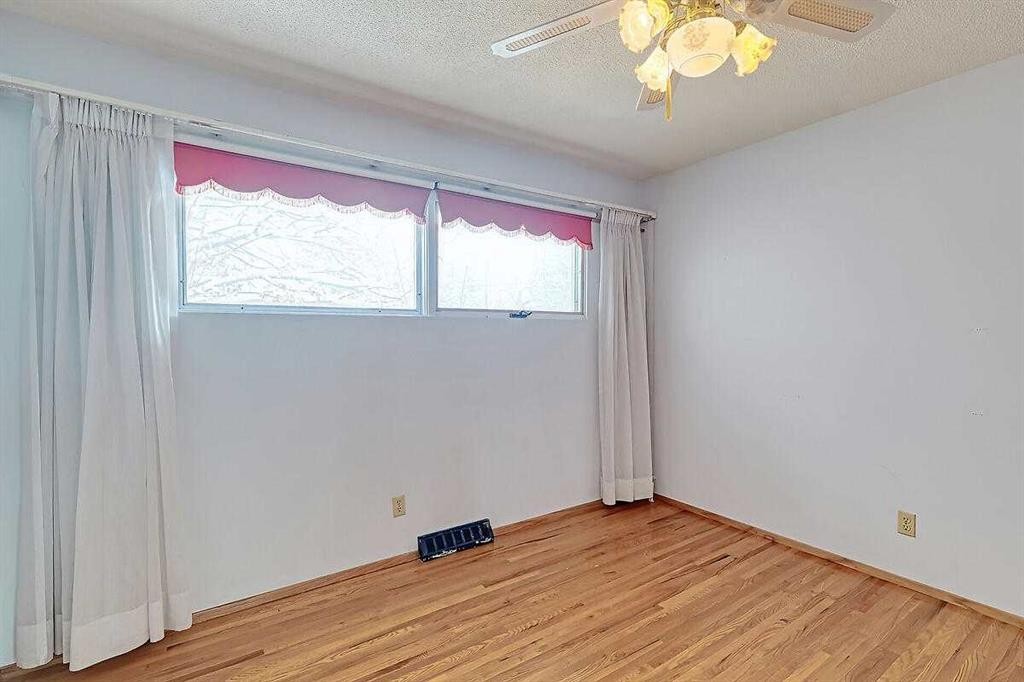 444 Woodland Crescent Se, Calgary, AB - Indoor Photo Showing Other Room