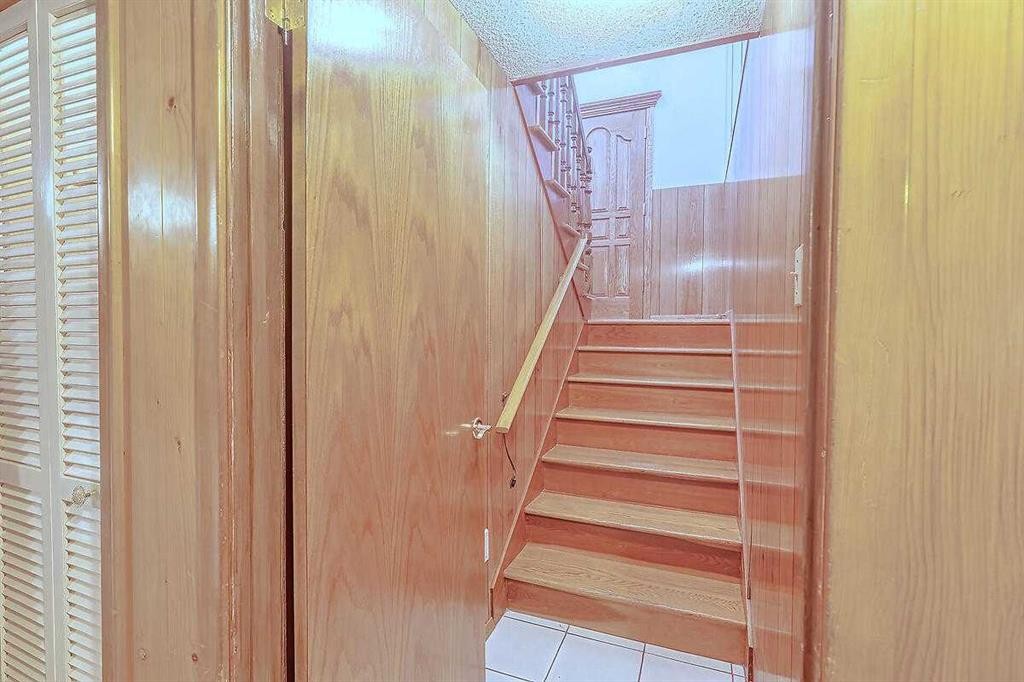 444 Woodland Crescent Se, Calgary, AB - Indoor Photo Showing Other Room