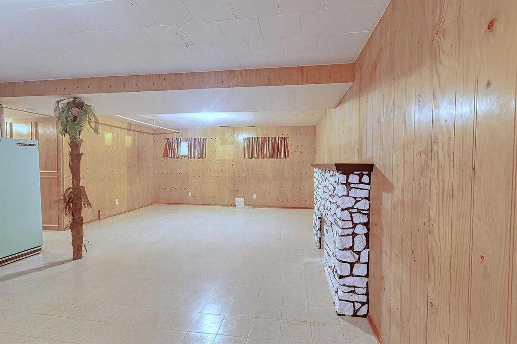 444 Woodland Crescent Se, Calgary, AB - Indoor